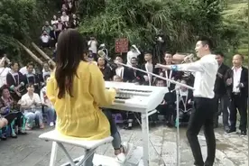玖月奇迹男主唱换了！王小玮穿牛仔裤配黄外套弹琴，新搭档也挺帅图片
