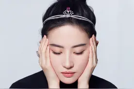 迪士尼在逃公主！刘亦菲穿黑裙戴皇冠颜值超能打图片
