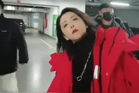 39岁“傻姑”黄小蕾近照撞脸佟丽娅，富态十足，身材被嘲五五分图片