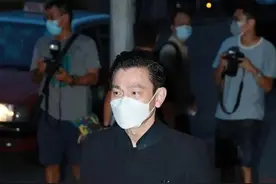 陈木胜葬礼巨星齐聚！古天乐穿黑衬衫难掩小肚腩，刘德华眼神哀伤图片