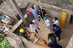 拆除自建房，顶层塌陷，工人被担架救出视频封面