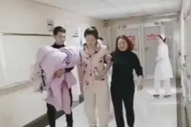 90后“超人妈妈”走红，分娩后淡定走出产房，医生表示：第一次见图片