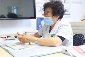 小夫妻想要龙凤胎，听信偏方乱吃药，不孕后诊室内大哭后悔不已图片