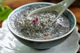 原来黑芝麻和小米是绝配，教你简单吃法，香甜营养，适合秋季多吃图片