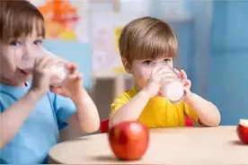 液态奶还是儿童奶粉？3岁以上的孩子喝什么图片