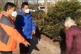 98岁母亲给70岁女儿送饭迷路：防疫封路，怕她没吃的图片