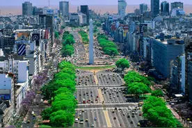 世界上最宽的城市街道，18个车道，148米宽，依旧堵车很严重图片