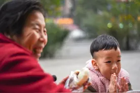 三岁前的宝宝经常和老人睡，现在看不到的伤害，等娃长大就会暴露图片