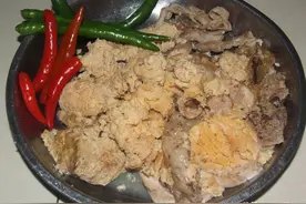 广西农村家常菜：酸辣鱼杂焖豆腐，成本10块钱够一家人吃一餐图片