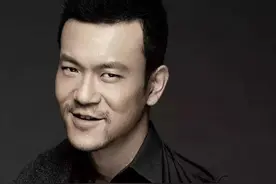 不靠颜值靠实力，45岁廖凡与50岁妻子罕见同框，夫妻互动恩爱甜蜜图片