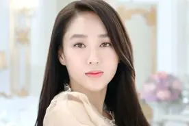 韩国50岁女星桃花泛滥，天使面孔魔鬼身材，恋上小30岁闺蜜儿子图片