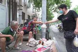7旬老父石家庄街头卖蒜 为尿毒症儿子筹措治疗费用图片
