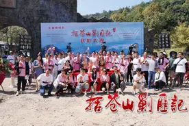 《括苍山剿匪记》曾晨女军官妆造英姿飒爽图片