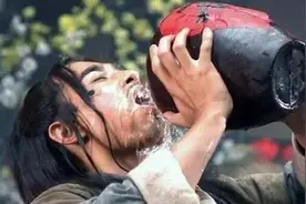 为什么现在的人一喝酒就多？图片