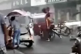 安徽长丰发布雷雨大风橙色预警，骑车男子风中失控撞上三轮车，不少停在路边的电动车被风吹倒图片
