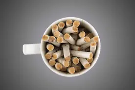 靠电子烟来戒烟？别白费劲了！可能会对身体产生巨大危害图片