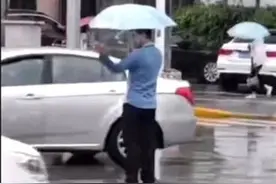 “热心路人”冒雨指挥交通？穿便衣指挥交通的他温暖了蒲城图片