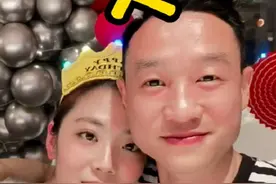 杨威为老婆杨云庆生，送小2万元礼物，结婚13年依旧甜如热恋图片