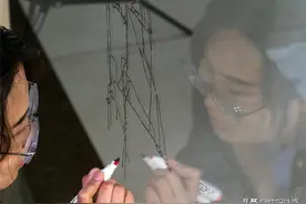 在玻璃上作“画”！这个铁路小姐姐练的是什么功夫？图片