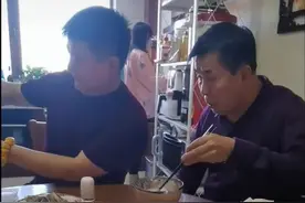 赵本山御用编剧何庆魁近照曝光！迎72岁生日，客厅太小勉强放桌图片