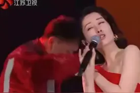 如何看待刘敏涛在演唱《红色高跟鞋》时的表情管理？图片
