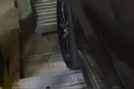 沧州：升降停车位存隐患 汽车后轮被卡缝隙半小时图片