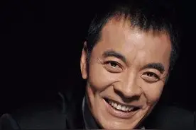 慈父刘威：51岁生下儿子来娇养，为儿子拼命拍戏累晕在片场图片