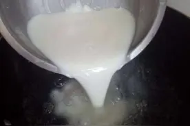 一碗“面粉”倒进滚开水里，5分钟后舀出来，邻居都馋得流口水图片