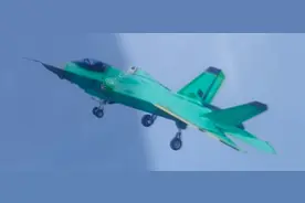 外媒：中国歼35首飞，美国急推六代舰载机，神似歼20且还在纸面上图片
