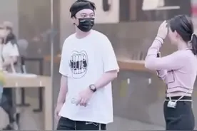 王思聪陪堂妹逛街，全程呵护备至，两人五官相似，一身名牌超奢华图片