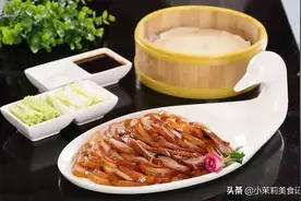 饭店吃烤鸭，厨师问：鸭架煲汤还是炸？选择“打包”，营养不浪费图片