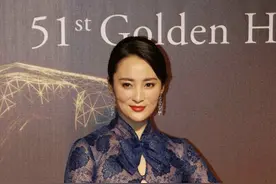 蒋勤勤疯了吧？穿半透视薄纱衣，扣子都系不上，一般人难驾驭图片