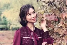 翁虹不愧是演员出身！穿红连衣裙美到不敢认，51岁哪像“奶奶辈”图片