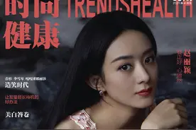 赵丽颖4月首封女王气场全开！穿深V吊带裙大秀曲线，沙滩照吸睛图片