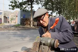 农村68岁大叔赶集做独家生意，旺季一天能挣600元，看做的啥图片