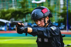 始于颜值，敬于实力！90后女特警来了！图片