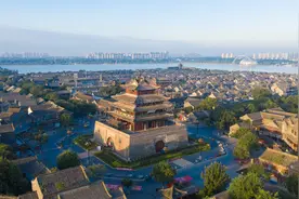 山东有座正方形的古城，至今已近千年，整座古城建在湖中图片