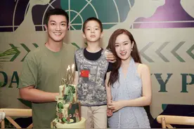 霍思燕二胎小女儿曝光？穿红裙走路摇头晃脑，与嗯哼坐同一辆车图片