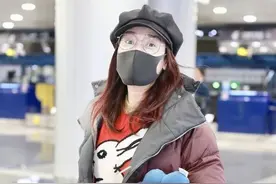 “凤凰传奇“玲花过冬真实在，穿羽绒服配“毛衫，平凡得似身边人图片