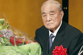 日本前首相中曾根康弘去世，系二战后首位参拜靖国神社的首相视频封面