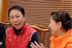 冯巩与闫学晶母子聚餐似一家人，包厢高端精致，却只生吃大葱野菜图片