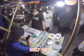 咋回事？城管也摆摊了？还挣了不少钱图片