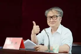康震、王立群、董卿因“停车坐爱枫林晚”引专家质疑，谁对谁错？图片