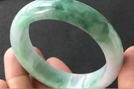 糯冰种飘花手镯图片