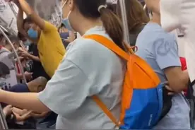 深圳一列地铁上，有人化妆有人睡觉，就是没人给孕妇让座图片