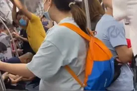 深圳一列地铁上，有人化妆有人睡觉，就是没人给孕妇让座图片