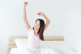如果一个女生刚睡醒就有这“3个行为”，她会越长越“精致”图片