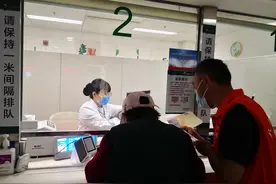 陪同挂号、化验、缴费、取药……老人就医需要这样的全陪图片