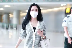 王霏霏机场跳《无价之姐》给粉丝比心 超细双腿又白又直图片