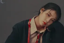 李知恩才是“甜美风”的楷模，牛角扣大衣配格纹裙，嫩得像高中生图片